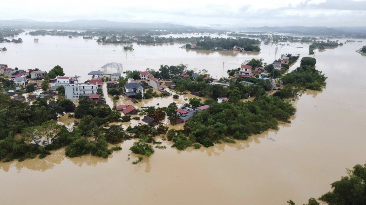 Hàng chục ngàn ngôi nhà ciuar người dân tại tỉnh Thanh Hóa ngập sâu trong nước lũ sau bão số 10