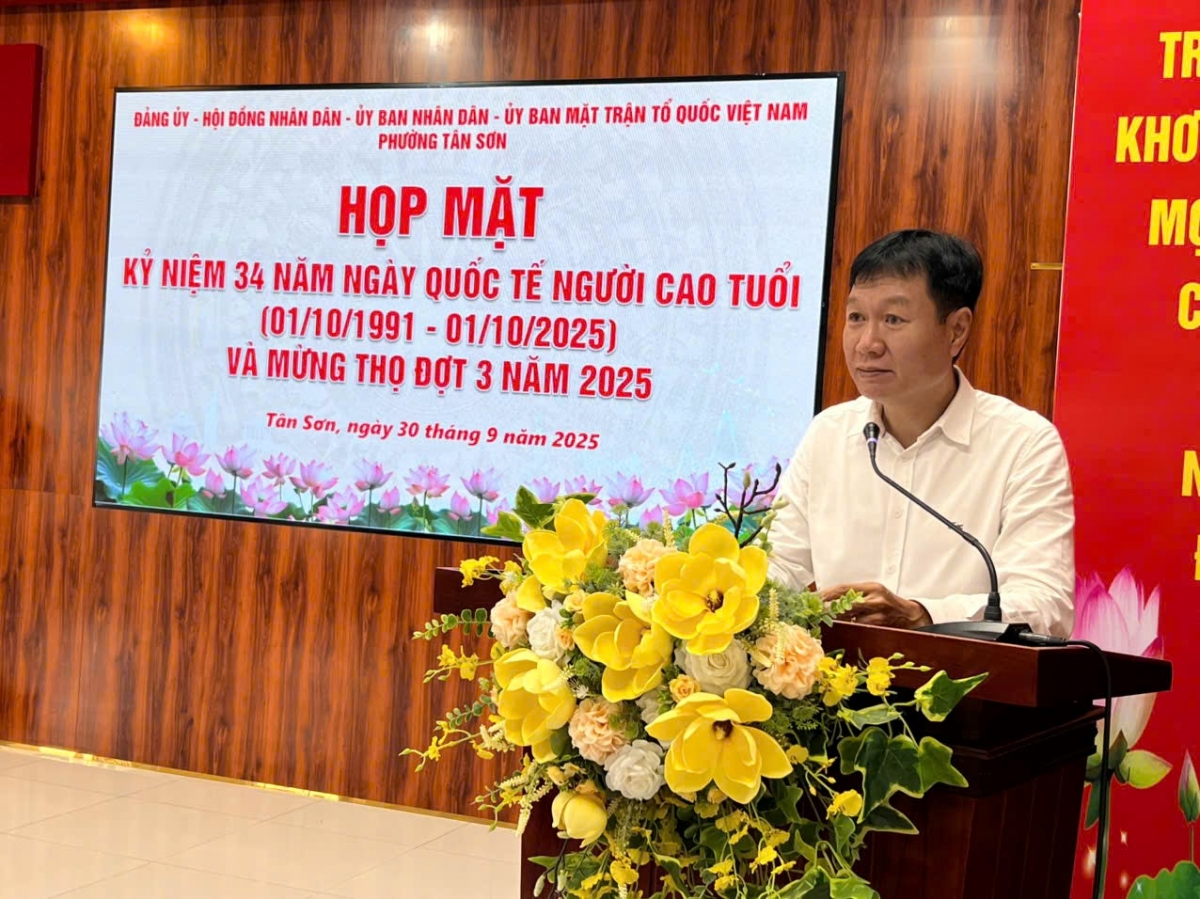 Lãnh đạo phường Tân Sơn chúc thọ người cao tuổi nhân Ngày Quốc tế người cao tuổi