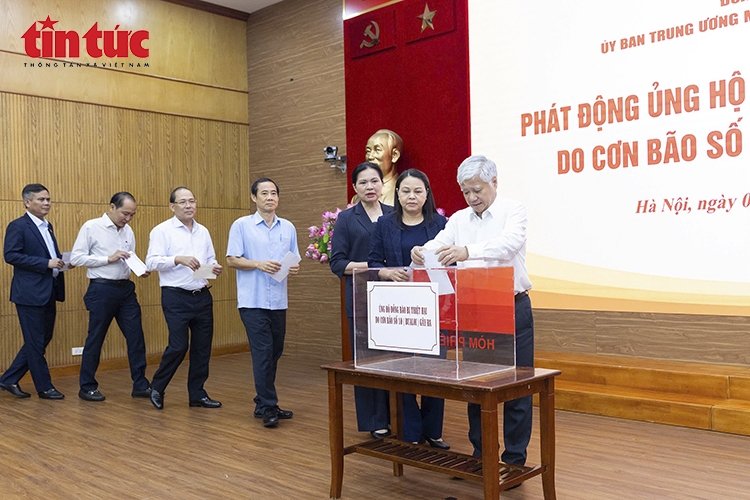 Chủ tịch Ủy ban Trung ương MTTQ Việt Nam Đỗ Văn Chiến và các đại biểu ủng hộ đồng bào chịu ảnh hưởng bởi cơn bão số 10