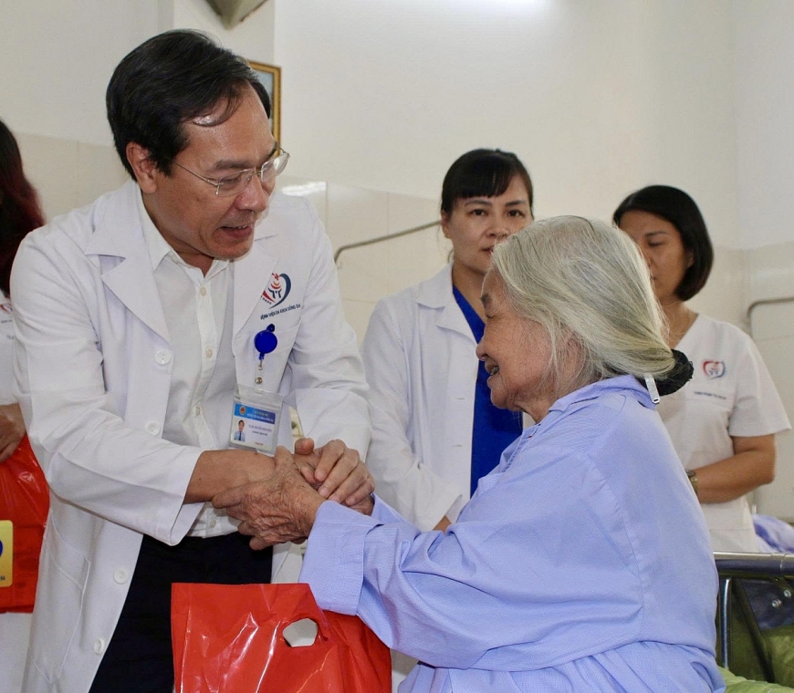 Bệnh viện Đa khoa Đống Đa tri ân người bệnh cao tuổi nhân Tháng hành động vì người cao tuổi
