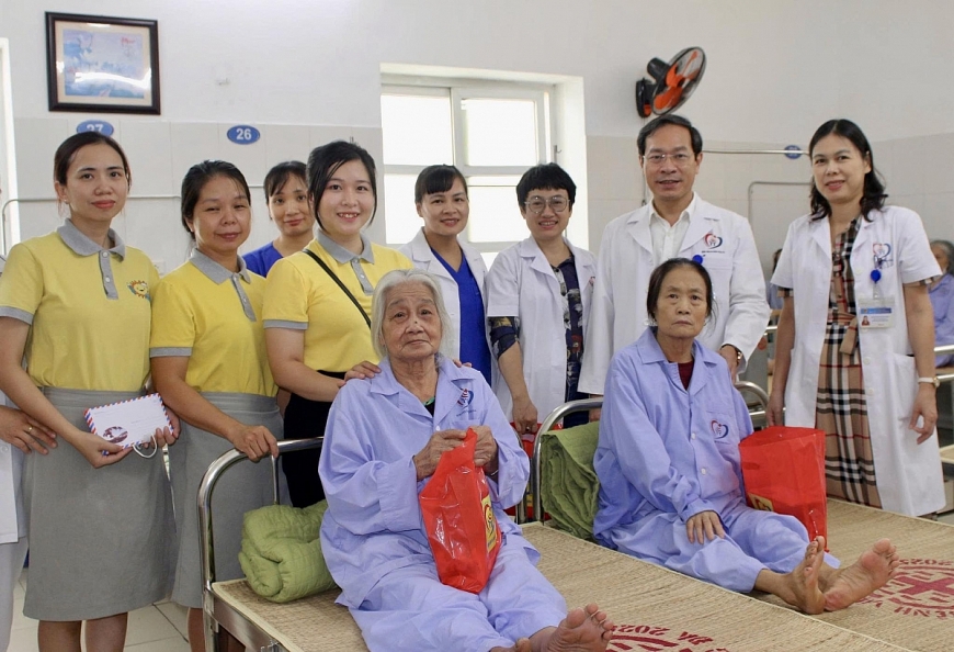 Bệnh viện Đa khoa Đống Đa tri ân người bệnh cao tuổi nhân Tháng hành động vì người cao tuổi