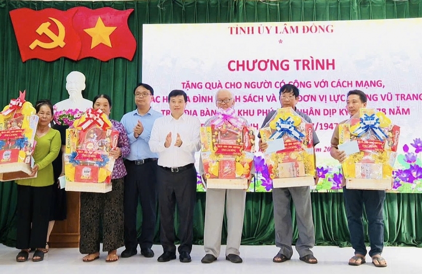 Bí thư Tỉnh ủy Y Thanh Hà Niê Kđăm, Phó Bí thư Tỉnh ủy Đặng Hồng Sỹ tặng quà cho gia đình cách mạng (cụ Ngô Cai đứng thứ 3 từ phải qua).  -Ông Phạm Sắt
