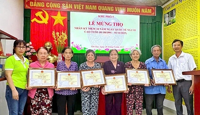 Đại diện lãnh đạo phường trao Bằng mừng thọ cho các cụ ở Khu phố 5