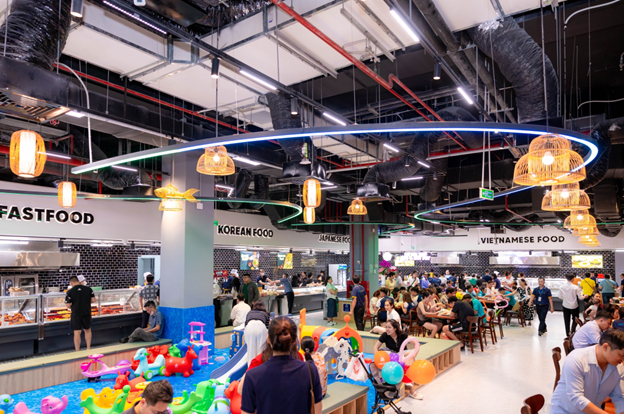 Vincom Mega Mall Royal Island thu hút đông đảo khách hàng mua sắm, vui chơi và trải nghiệm ngay trong sáng khai trương