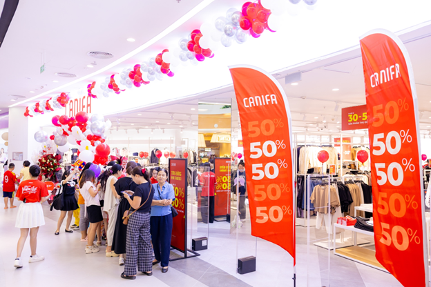 Hầu hết tất cả các gian hàng trong TTTM đều có chương trình khuyến mại hấp dẫn nhân dịp khai trương