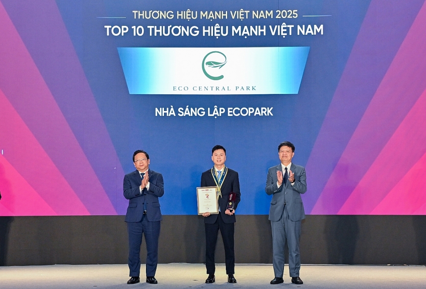 Đại diện nhà sáng lập Ecopark nhận giải thưởng Thương hiệu mạnh Việt Nam 2025