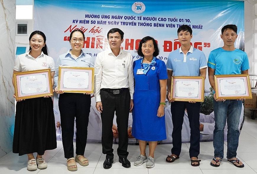 PGS.TS. Lê Đình Thanh, Giám đốc Bệnh viện Thống Nhất trao thư cảm ơn cho các đơn vị