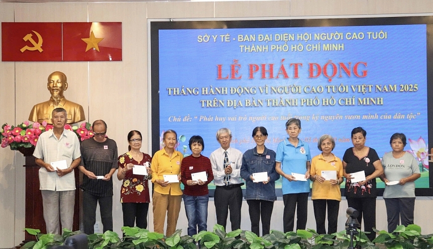 Ông Lê Chu Giang, nguyên Phó Trưởng Ban đại diện Hội Người cao tuổi TP. Hồ Chí Minh trao quà cho người cao tuổi khó khăn