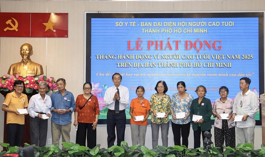 Ông Huỳnh Thành Lập, nguyên Trưởng Ban đại diện Hội Người cao tuổi TP. Hồ Chí Minh trao quà cho người cao tuổi khó khăn