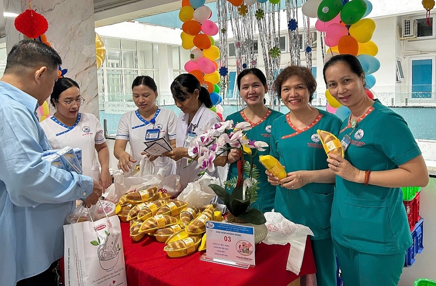 Bệnh viện Thống Nhất tổ chức “Phiên chợ 0 đồng” chăm lo người bệnh cao tuổi