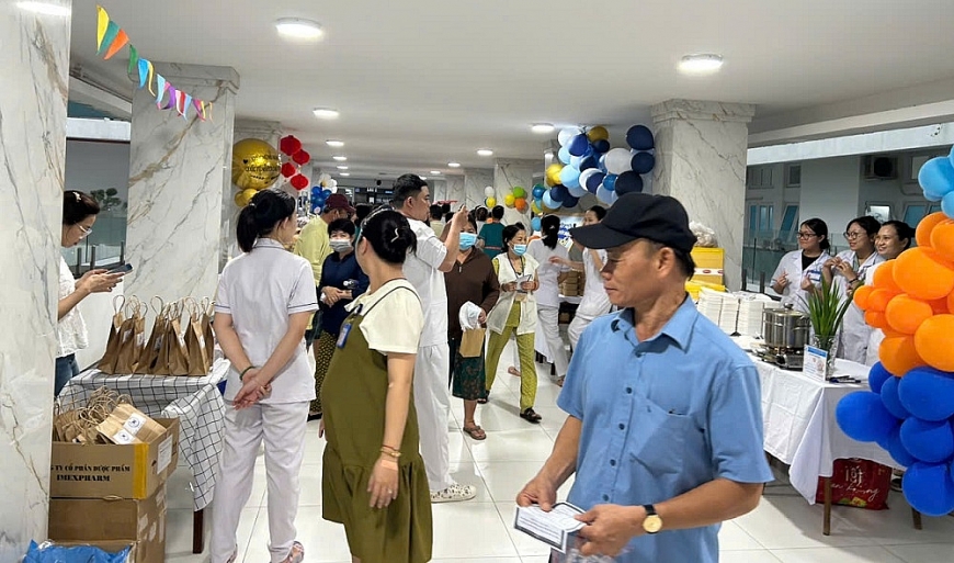 Bệnh viện Thống Nhất tổ chức “Phiên chợ 0 đồng” chăm lo người bệnh cao tuổi