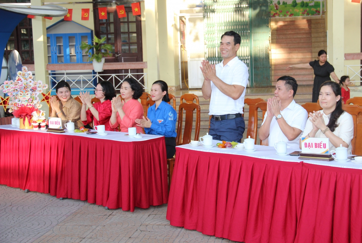 Các đại biểu tham dự chương trình.