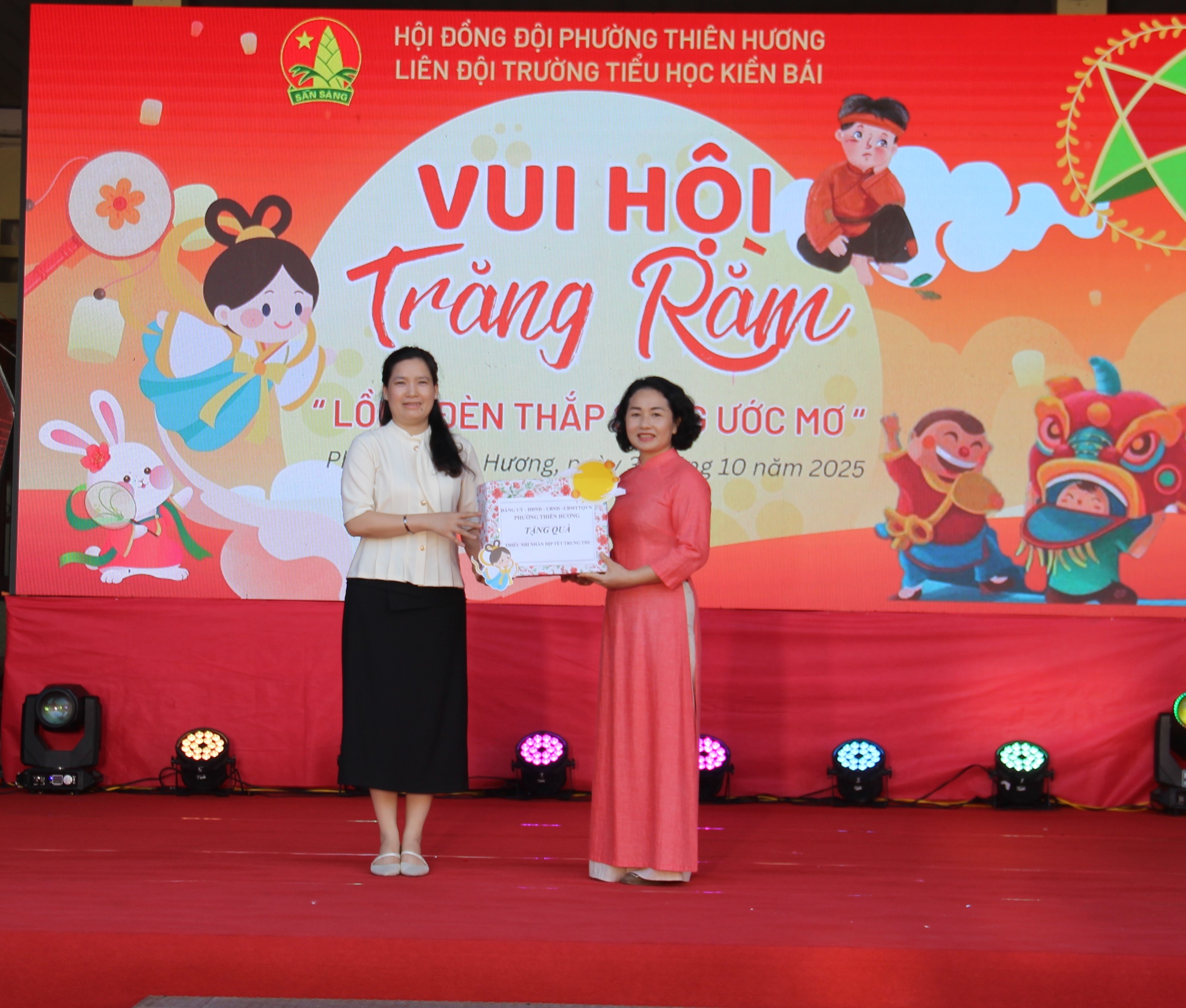 Bà Vương Toàn Thu Thuỷ - Bí thư Đảng uỷ, Chủ tịch HDND phường Thiên Hương lên tặng quà, xin mời cô  Nguyễn Thị Thu Hương – Bí thư chi bộ, Hiệu trưởng nhà trường