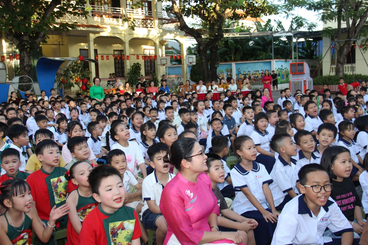 Đông đảo các đại biểu, phụ huynh, học sinh tham dự chương trình