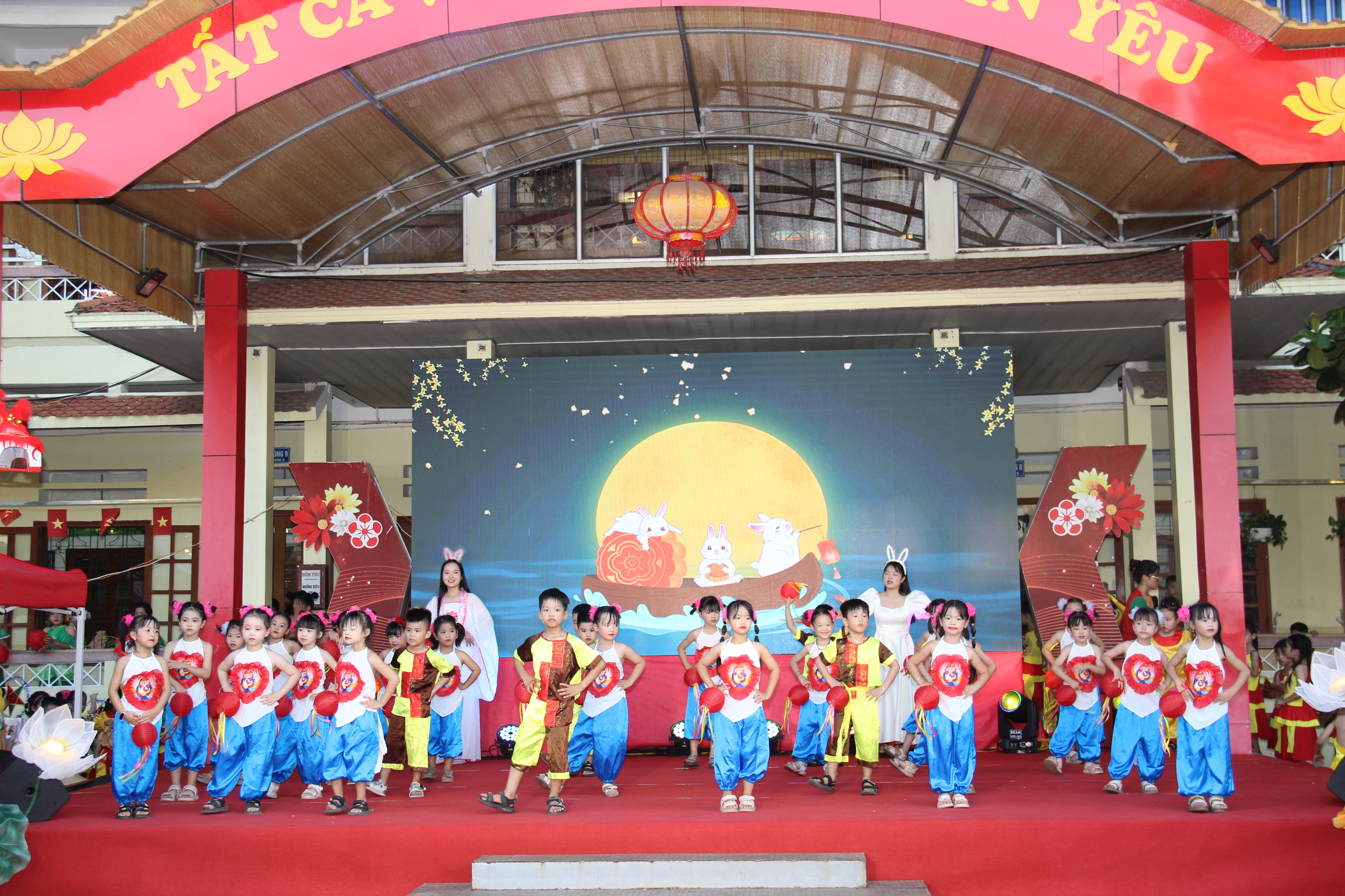 Các em học sinh hoà mình vào những điệu múa, khuôn mặt rạng rỡ, ánh mắt lấp lánh niềm vui, tạo nên không gian vô cùng ấm áp, gắn kết.