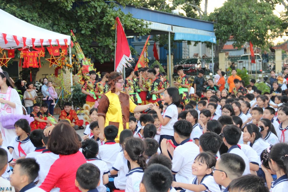 Trường Tiểu học Kiền Bái: “Vui hội trăng rằm” rộn ràng sắc màu tuổi thơ