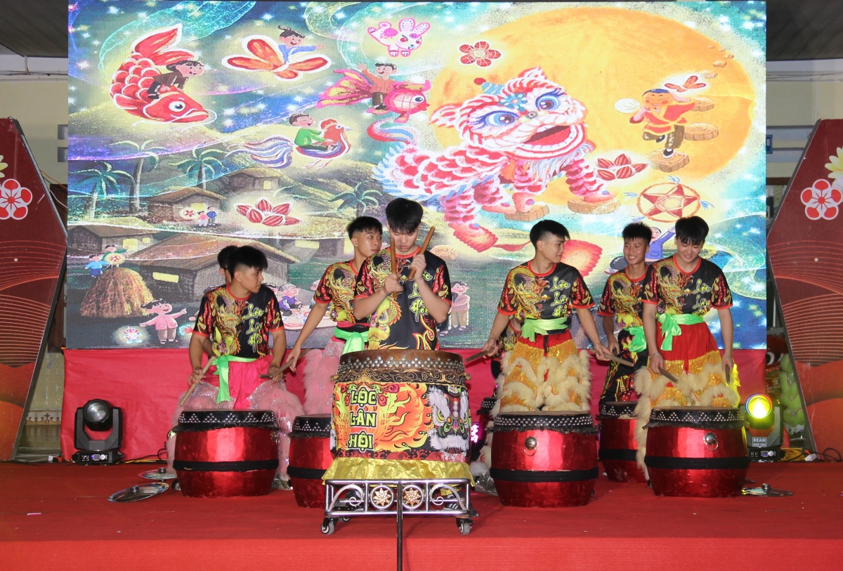 Tiếng trống lân rộn ràng hòa cùng ánh sáng lung linh của những chiếc đèn ông sao, đèn kéo quân, đèn lồng giấy đã tái hiện một bức tranh Trung thu truyền thống đầy màu sắc. 