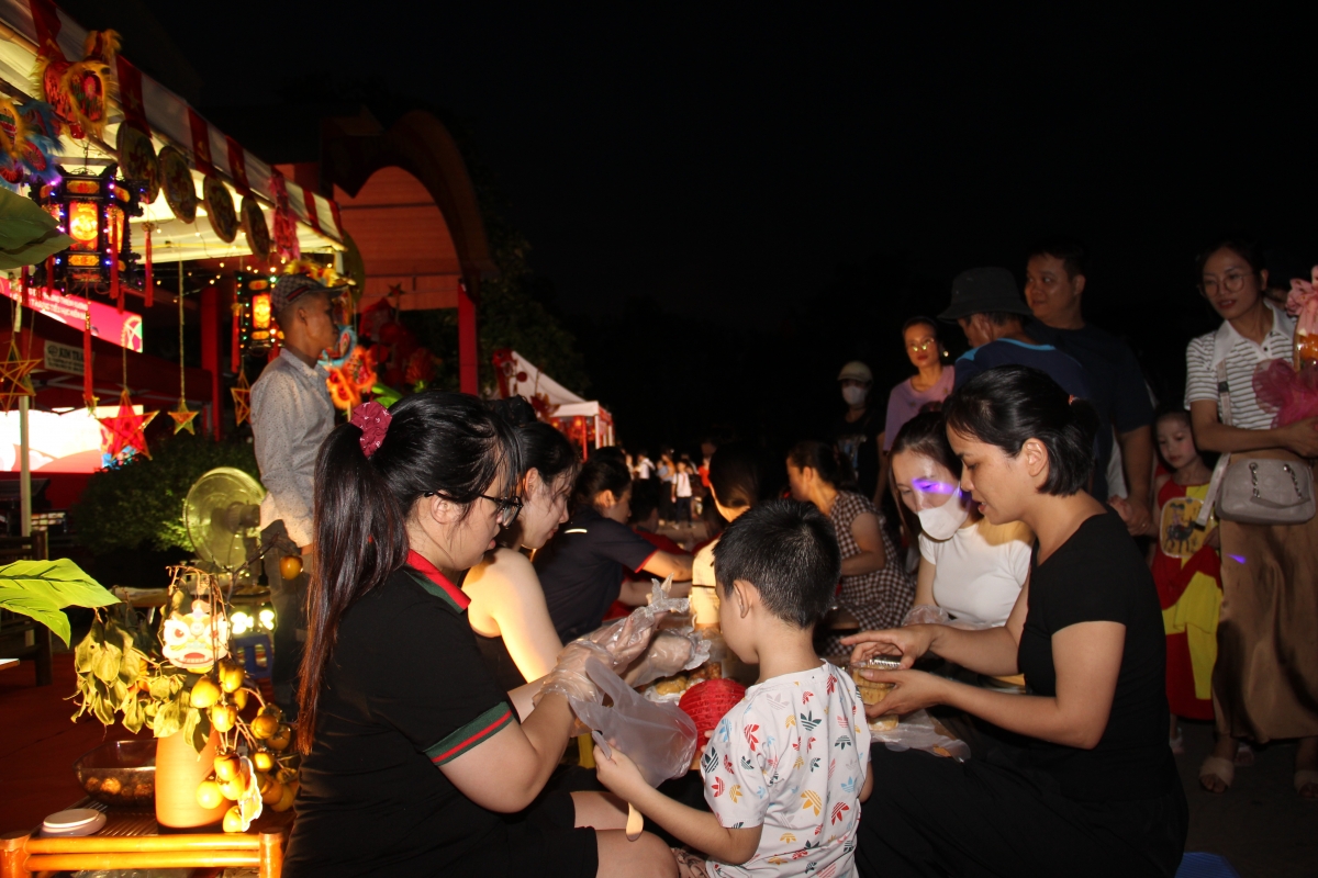 Các phụ huynh phấn khởi khi thấy các con chăm chú 