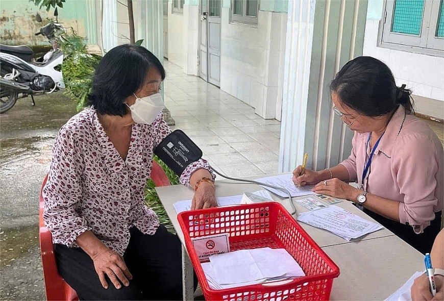 Khám bệnh cho người cao tuổi