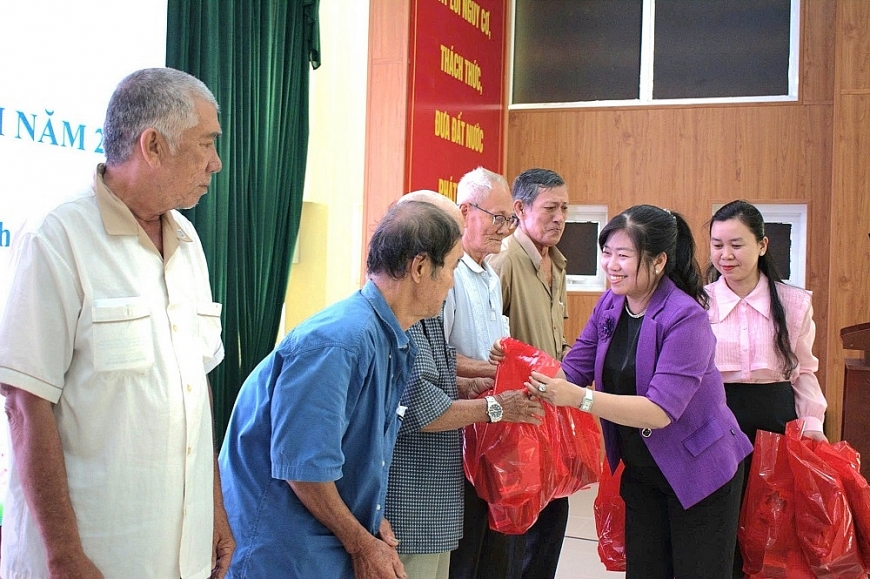 Bà Võ Thị Diễm Phượng, Phó chủ tịch UBND xã Cần Giờ trao quà cho người cao tuổi có hoàn cảnh khó khăn