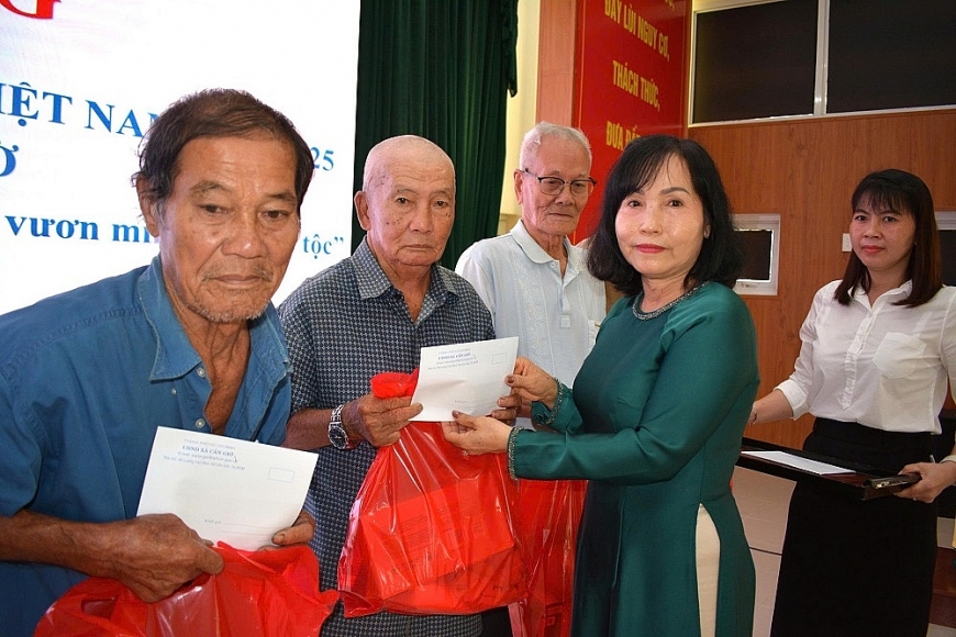 Bà Phạm Thị Mỹ Lệ, nguyên Phó Trưởng Ban đại diện Hội Người cao tuổi TP. Hồ Chí Minh trao quà cho người cao tuổi có hoàn cảnh khó khăn