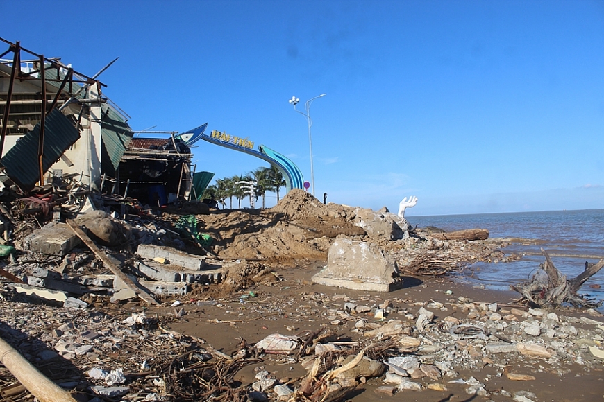 Ngư dân gác thuyền sau bão