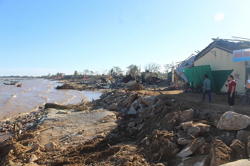 Ngư dân gác thuyền sau bão