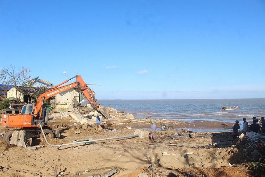 Ngư dân gác thuyền sau bão