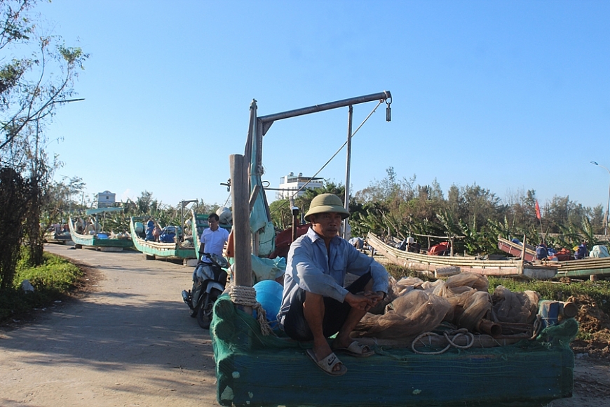 Ngư dân gác thuyền sau bão