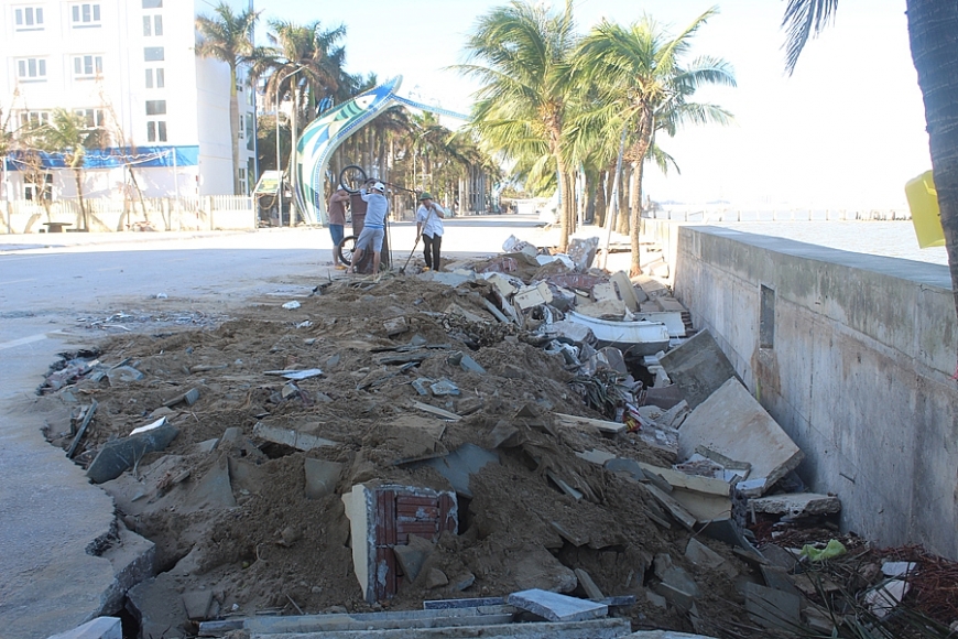 Ngư dân gác thuyền sau bão