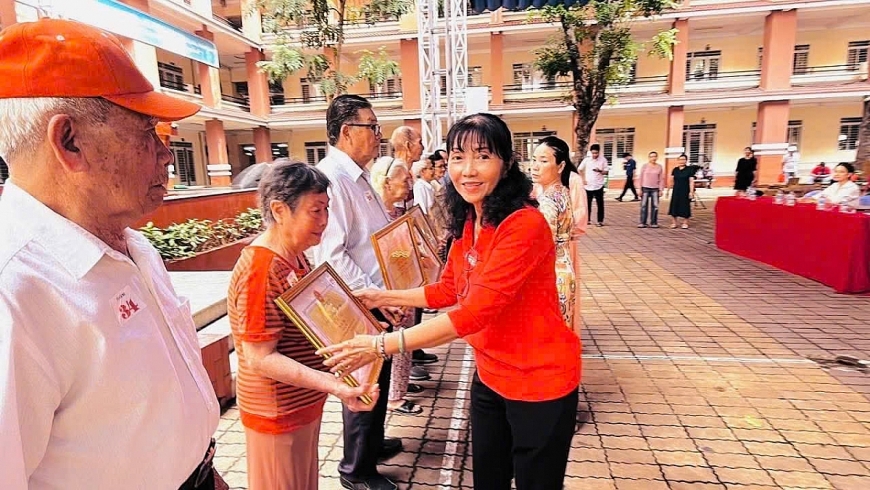 Bà Dương Thị Nguyệt, Chủ tịch  Hội người cao tuổi  phường Hòa Bình trao bằng mừng thọ đến các cụ