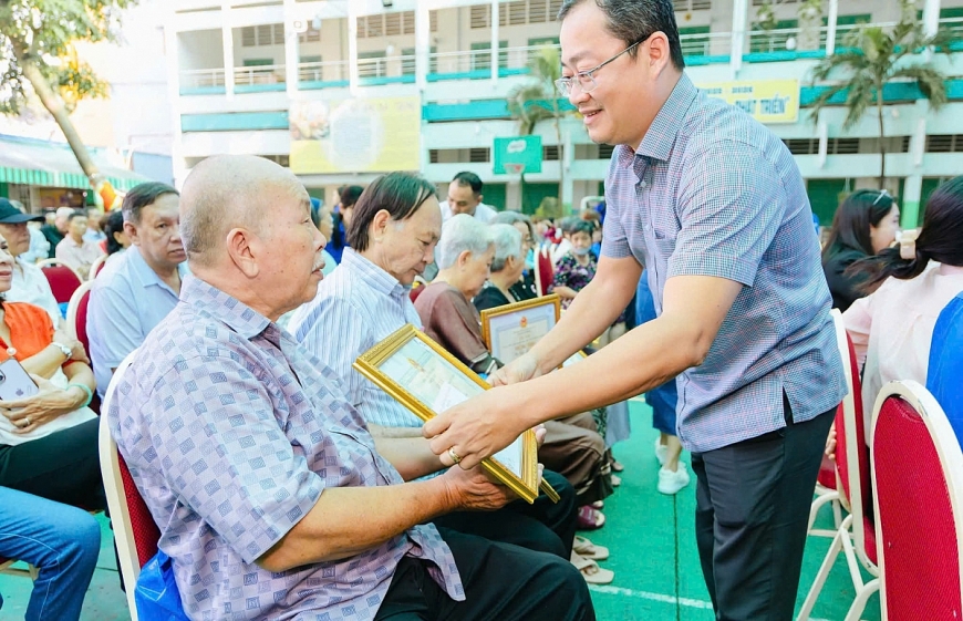 Bí thư Đảng ủy phường Phú Thọ trao bằng mừng thọ đến các cụ