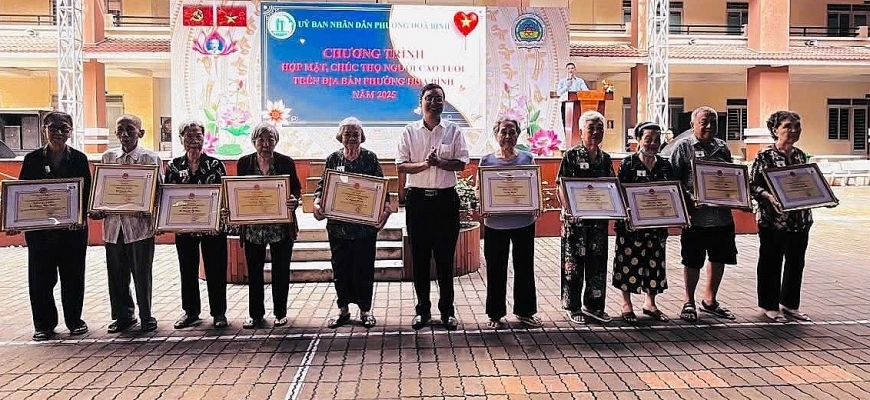 Lãnh đạo phường Hòa Bình trao bằng mừng thọ đến các cụ