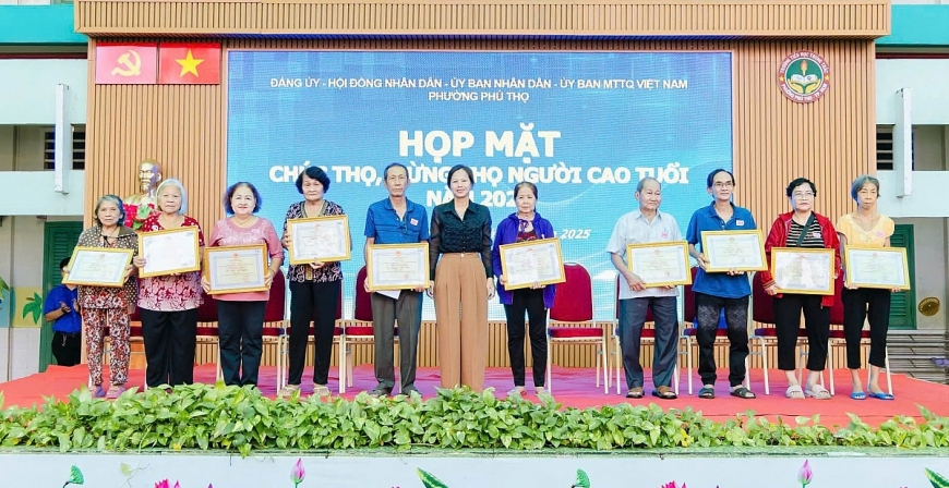 Lãnh đạo phường Phú Thọ trao bằng mừng thọ đến các cụ