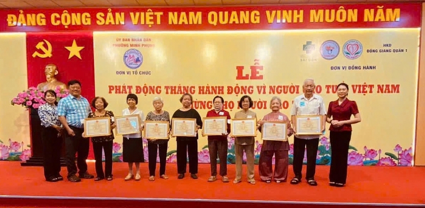 Lãnh đạo UBND phường Minh Phụng, TP. Hồ Chí Minh trao Giấy chúc thọ cho các cụ