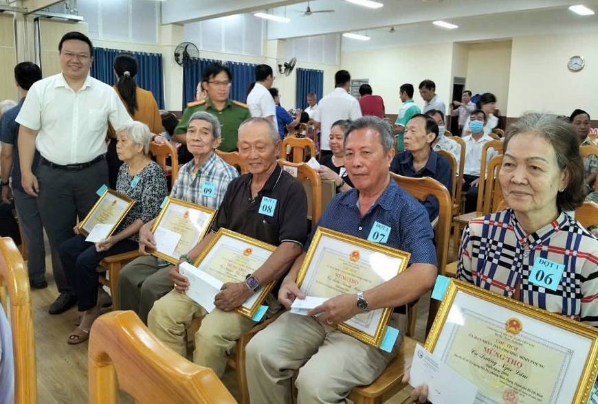 Phường tổ chức chúc thọ cho 239 cụ cao tuổi