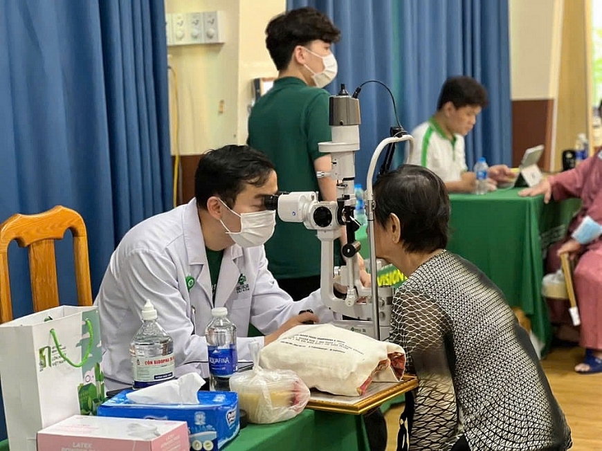 Khám mắt cho người cao tuổi