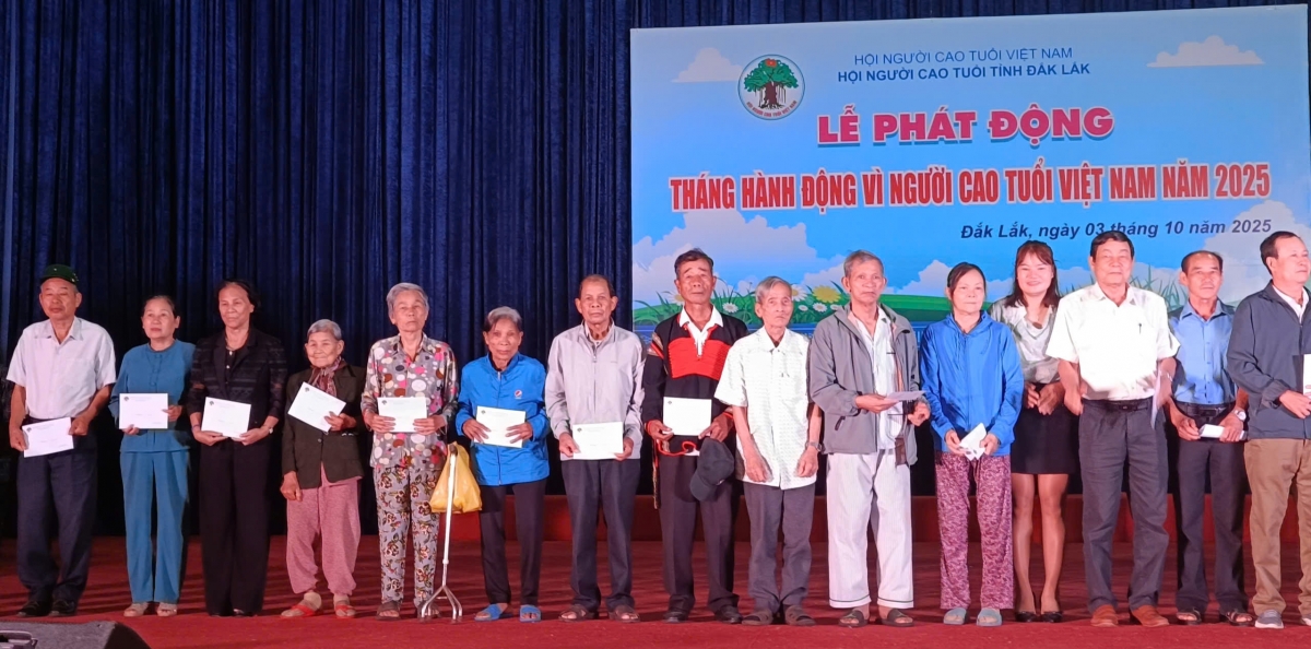  Ông Nguyễn Thiên Văn, PCT UBND tỉnh và đại diện Ban tổ chức tặng quà cho người cao tuổi khó khăn 