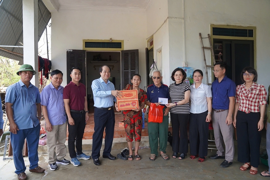 Gia đình cựu chiến binh Nguyễn Đức Toàn (85 tuổi) ở xã Nghi Xuân vui mừng khi được nhận quà từ Hội NCT Việt Nam