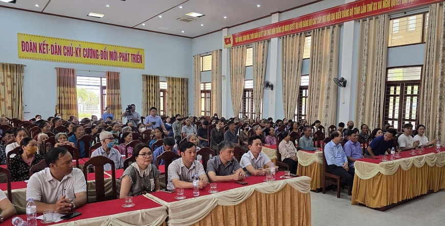 Đông đảo người dân có mặt tại UBND xã Đan Hải nhận quà hỗ trợ từ Hội người cao tuổi Việt Nam