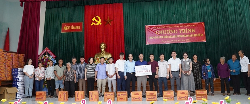 200 suất quà được trao đến tay các hoàn cảnh khó khăn, các hộ bị ảnh hưởng bởi cơn bão số 10