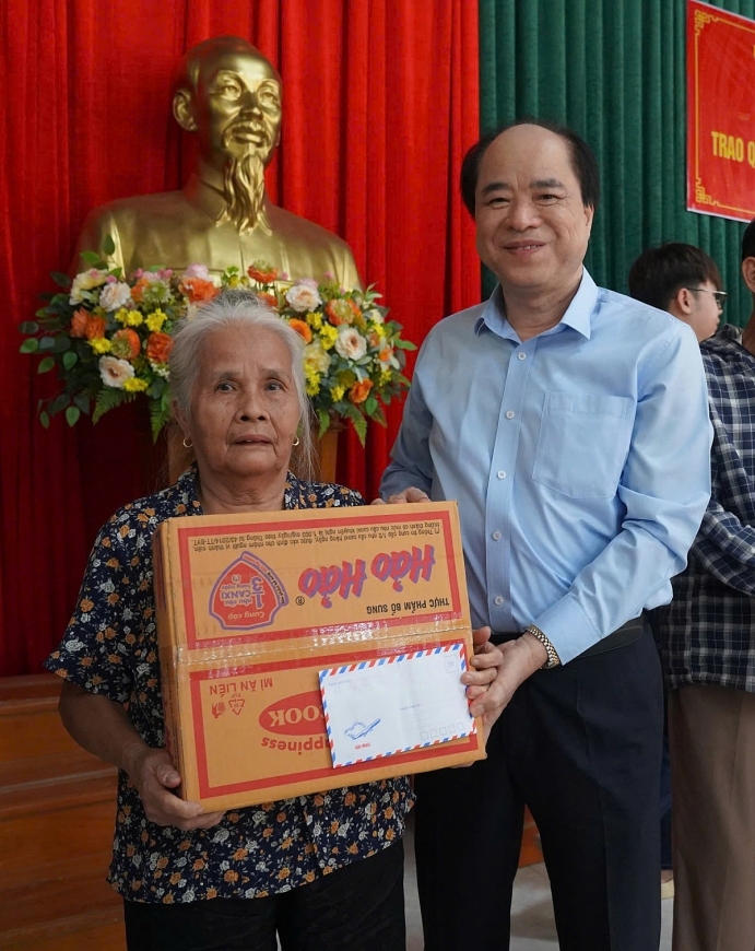 Phó Chủ tịch Thường trực Trung ương Hội NCT Việt Nam Trương Xuân Cừ tặng quà cho bà con vùng lũ bị ảnh hưởng bởi cơn bão số 10