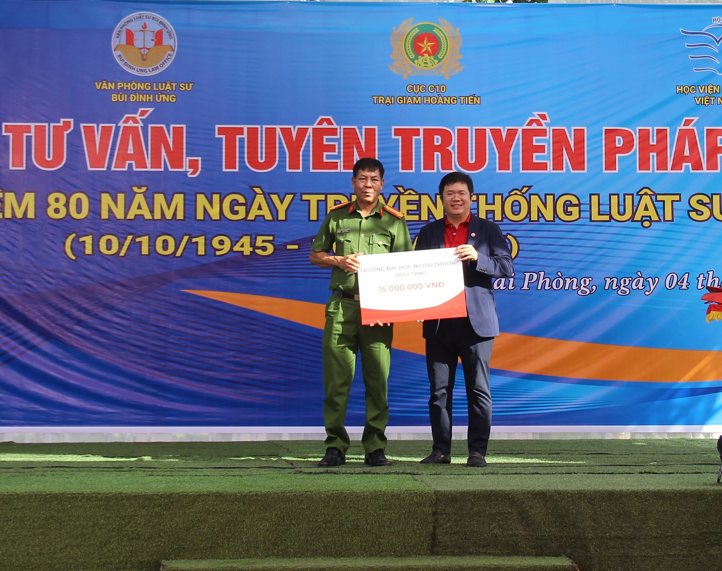 Trong khuôn khổ chương trình, các đơn vị đồng hành đã trao tặng nhiều phần quà ý nghĩa cho phạm nhân và cán bộ trại giam