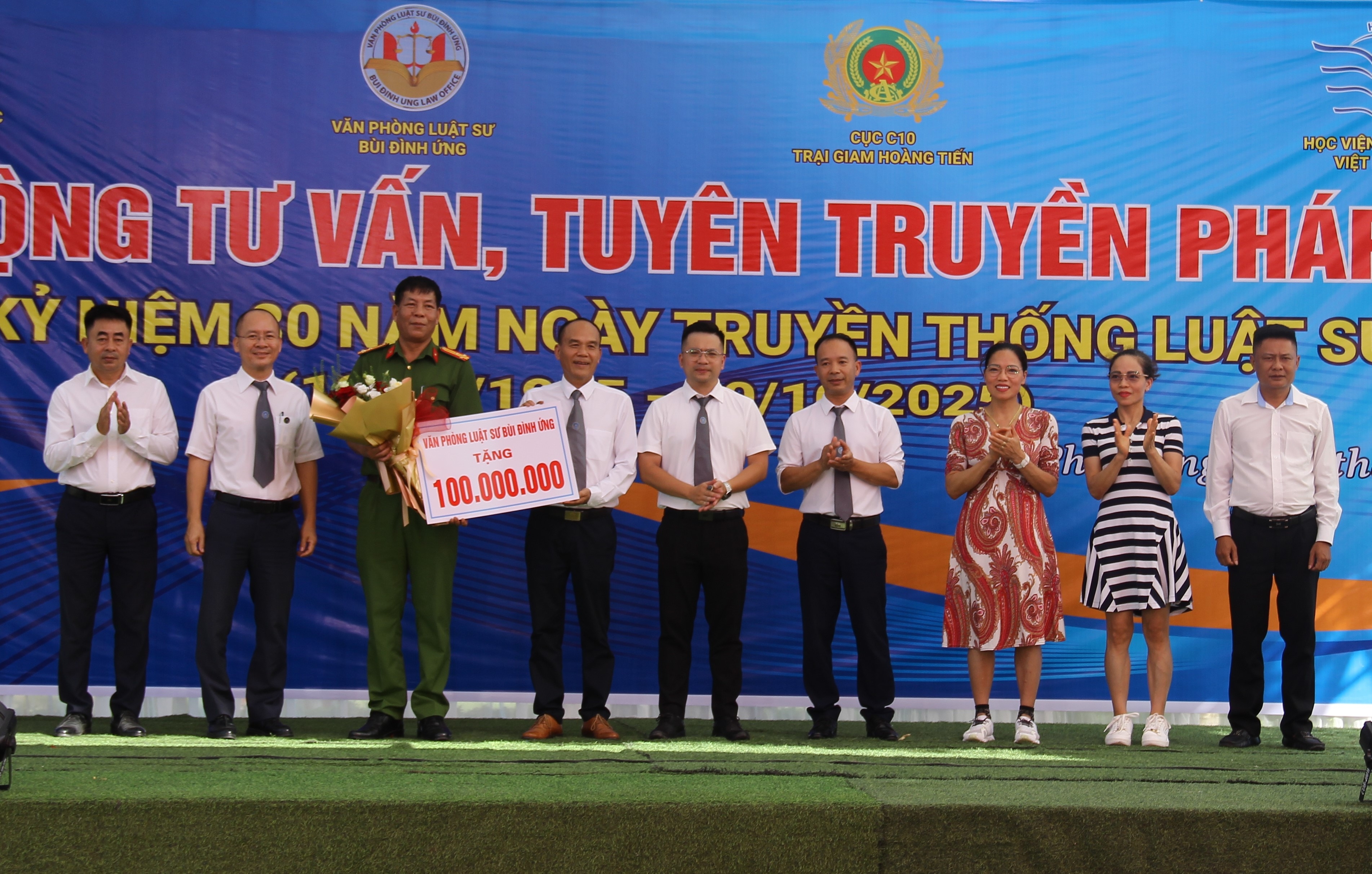 Văn phòng Luật sư Bùi Đình Ứng đã trao tặng Trại giam Hoàng Tiến 100 triệu đồng nhằm hỗ trợ công tác giáo dục, cải tạo và tái hòa nhập cho phạm nhân