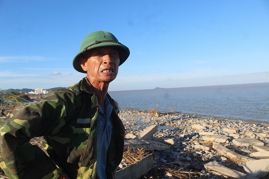 Người nuôi tôm điêu đứng sau bão