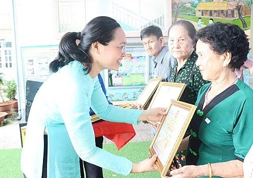 Lãnh đạo xã Hưng Long trao bằng mừng thọ cho các cụ ông, cụ bà tròn 70, 75, 80, 90, 100 tuổi và trên 100 tuổi trên địa bàn xã.