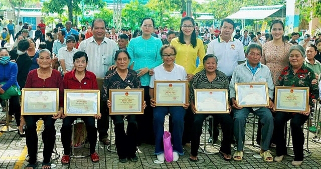 Lãnh đạo xã Hưng Long trao bằng mừng thọ cho các cụ ông, cụ bà trên địa bàn xã