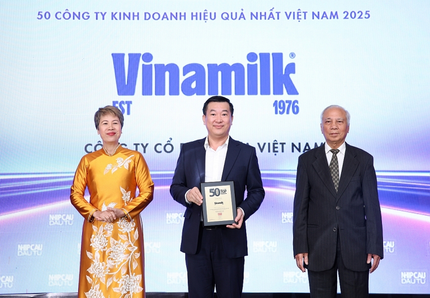 Đại diện Vinamilk - Ông Đỗ Thanh Tuấn, Giám đốc Đối ngoại - nhận vinh danh Top 50 Công ty kinh doanh hiệu quả nhất Việt Nam 2025 – Ảnh: Nguyễn Hoàng