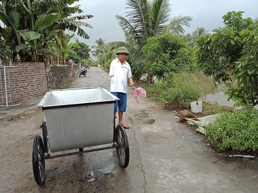 Cựu binh Bùi Văn Huy nhặt rác bảo vệ môi trường.