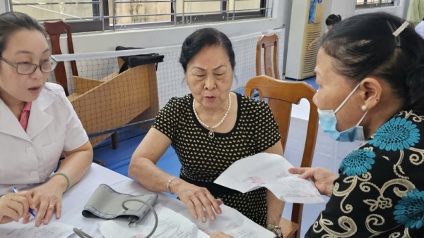 Khám sức khỏe miễn phí cho gần 300 người cao tuổi tại Phường Ngọc Hà, Hà Nội